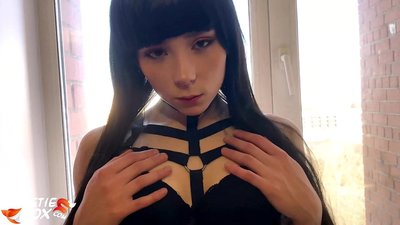 Hot brunette sûget djip en gefoelich om jild